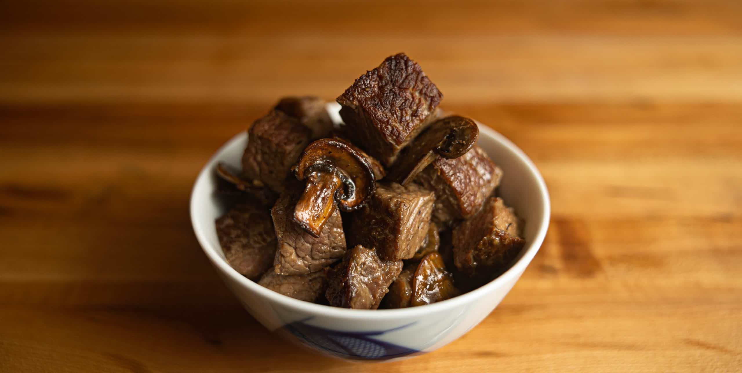 Hibachi steak with sauteed mushrooms and garlic butter